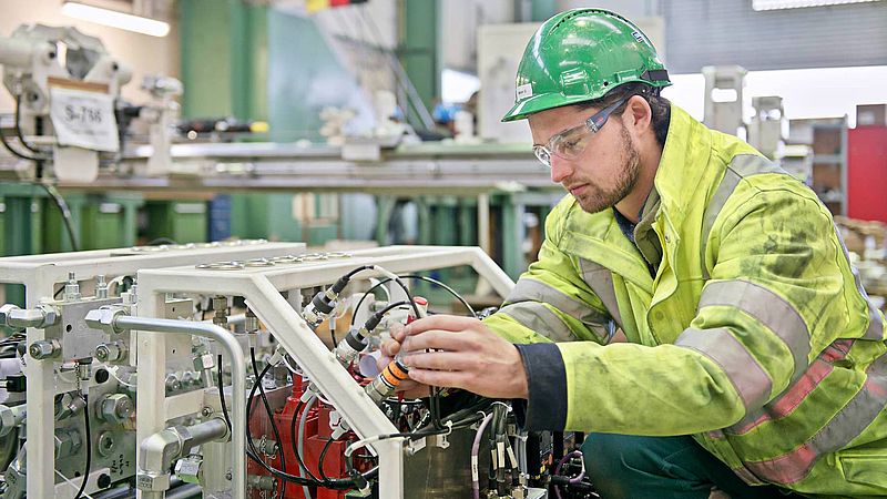 Herrenknecht Mitarbeiter arbeitet an einer Maschine